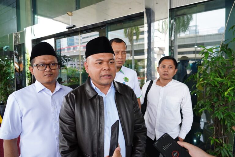 Menteri Agama Serahkan Barang Gratifikasi ke KPK