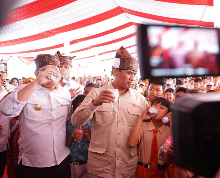 Mentan Amran Minum Susu Bersama Ribuan Anak Sekolah