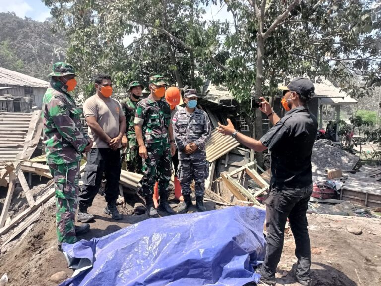 TNI-Polri Siaga Bantu Korban Erupsi Gunung Lewotobi di NTT