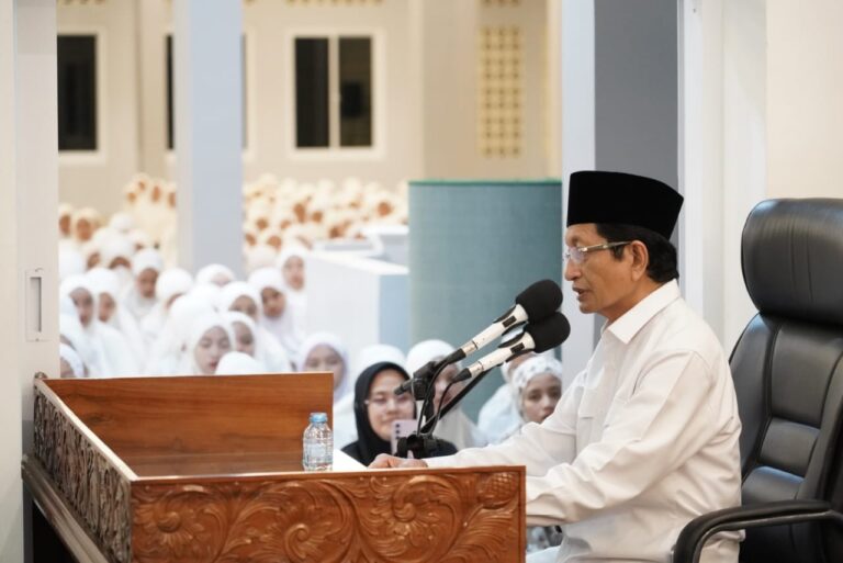 Kunjungi Pesantren Yaspida, Menag Sampaikan Belasungkawa dan Beri Bantuan