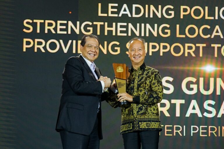 Menperin Raih Penghargaan atas Komitmennya terhadap Kebijakan TKDN