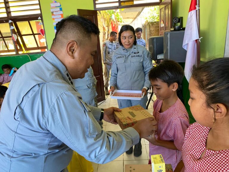 Kepala Bakamla RI Pimpin Makan Siang Bergizi Terhadap 2.500 Siswa
