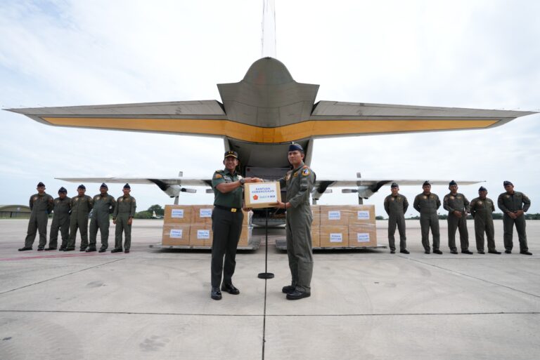 TNI Kerahkan Pesawat TNI AU Kirimkan Bansos untuk Korban Erupsi Gunung Lewotobi
