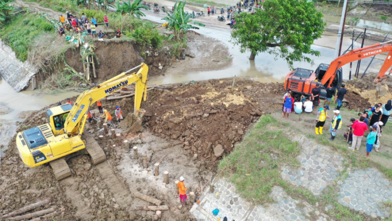 Kementerian PU Lakukan Perbaikan Darurat Dua Titik Tanggul Jebol Sungai Tuntang