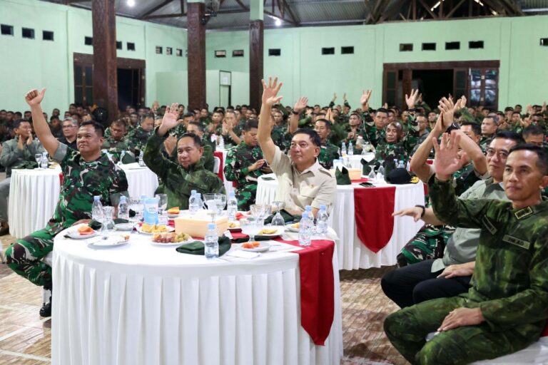 Panglima TNI dan Menhan RI Merayakan Tahun Baru Bersama Ribuan Prajurit di Papua