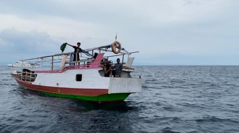 Bakamla RI Selamatkan Kapal Terombang Ambing di Laut Flores