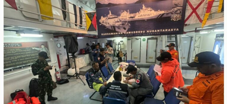KN Tanjung Datu 301 Selamatkan MT Silver Sincere Yang Tenggelam