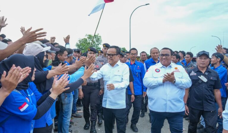 Wamen Noel Selamatkan 308 Pekerja PT Softex Indonesia dari PHK