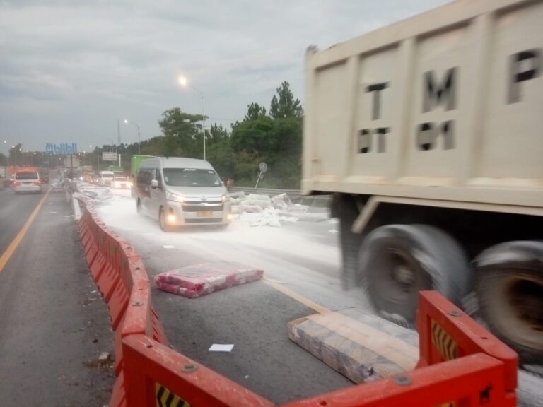 Kecelakaan Truk dan Minibus di Ruas Tol Cipularang, Muatan Tumpah Berserakan