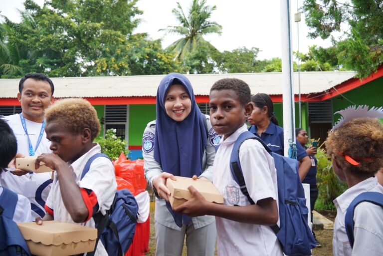 Relawan Bakti BUMN Menginspirasi Siswa Merauke Lewat Edukasi dan Makanan Bergizi