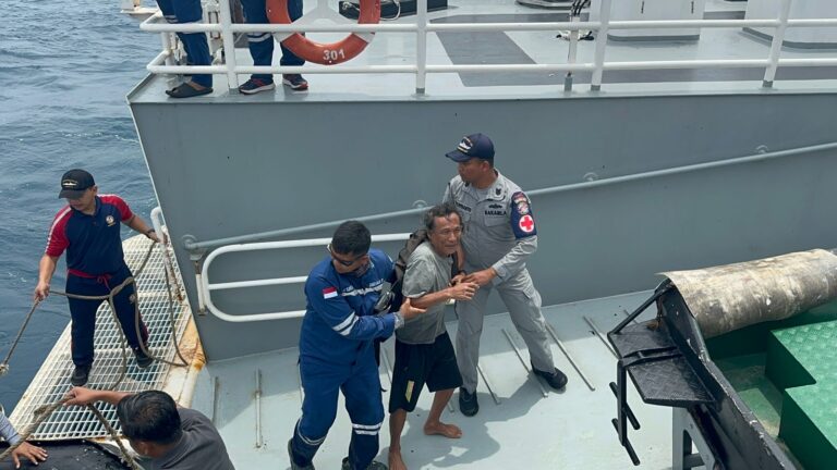 Bakamla Selamatkan Enam Orang Korban Kapal Tenggelam di Perairan Banten