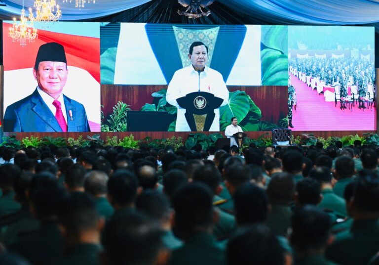 Panglima TNI Dampingi Prabowo Berikan Pengarahan Kepada Dansat Jajaran TNI