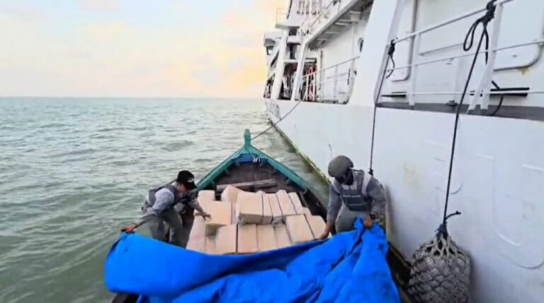 Bakamla Tangkap Kapal Kayu Bermuatan Rokok Ilegal 200 Ball di Kepulauan Riau