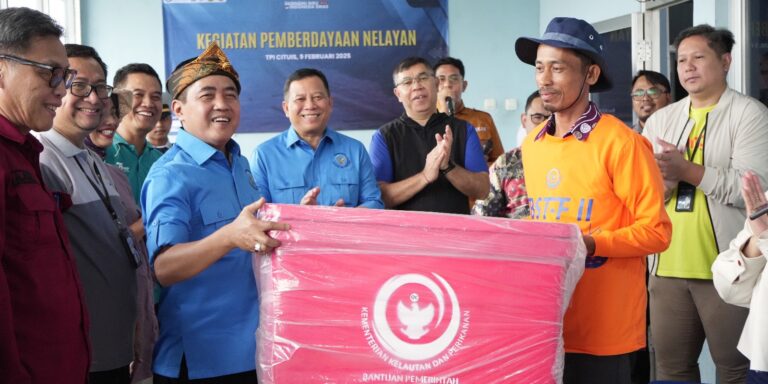 KKP Beri Bantuan Pada Nelayan Terdampak Pagar Laut Tanggerang