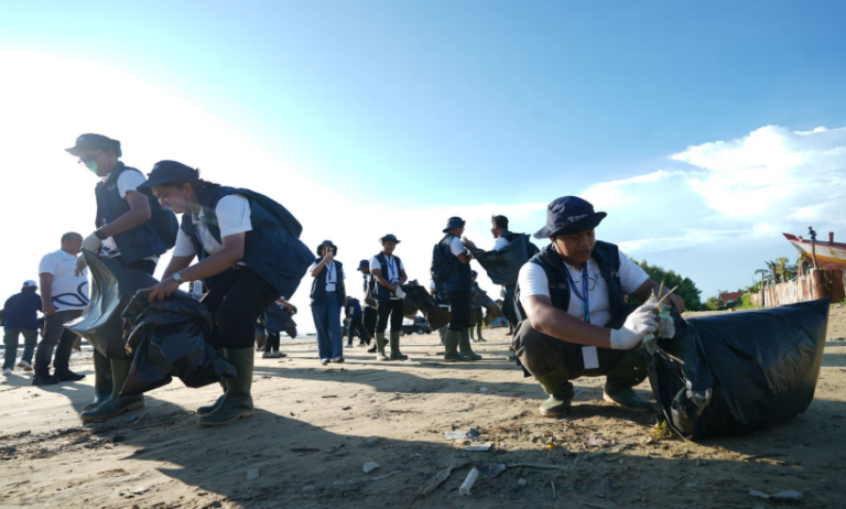 Relawan Bakti BUMN Sapu Bersih Sampah di Pantai Lampu Satu Merauke