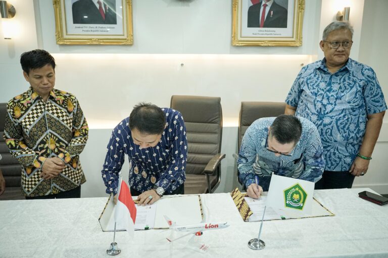 Kemenag-Lion Air Tandatangani Perjanjian Penerbangan Jemaah Haji 2025