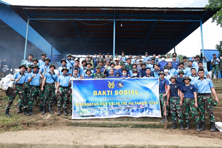 Personel TNI AU Wilayah Makassar Bakti Sosial di HUT Ke-79 TNI AU
