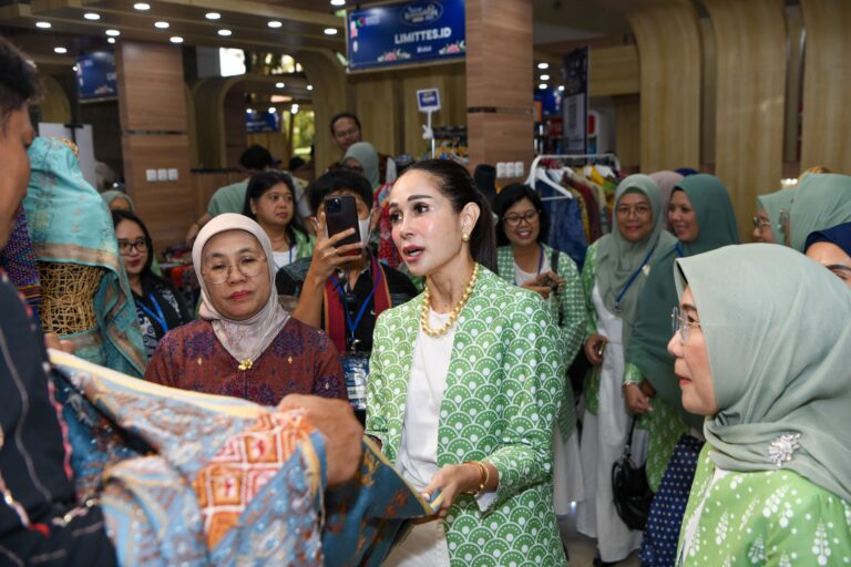 Jelang Lebaran, DWP Kemenperin Gelar Bazar Belanja Murah