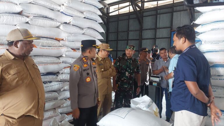 Dandim Mimika Bersama Forkopimda Pantau Stabilisasi Harga Sembako