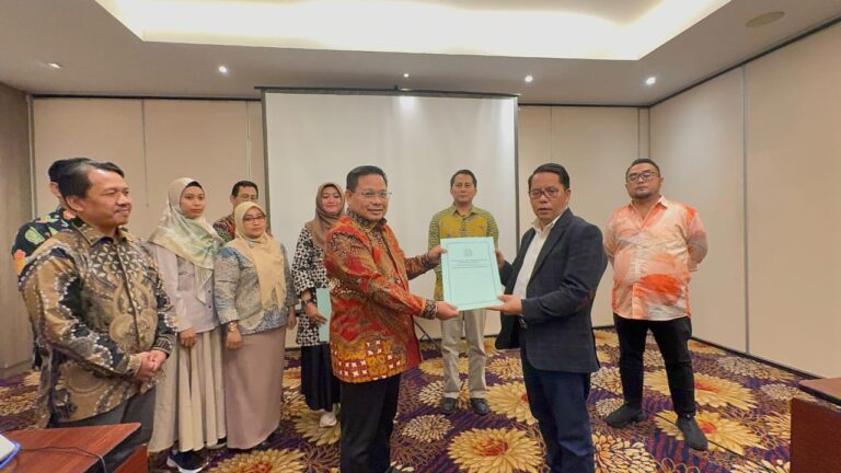 Sekjen Kemenag Serahkan Surat Tugas Tim Kerja PUSPENMA