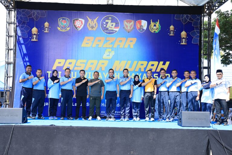 Pangkoopsud II Tinjau Bazar dan Pasar Murah pada HUT ke-79 TNI AU