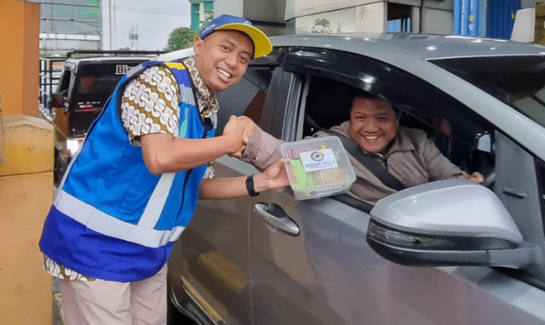 Wujud Kepedulian Sosial, JTT Bagikan Seribu Takjil di Sejumlah Gerbang Tol Wilayah Tol Trans Jawa pada Bulan Ramadan