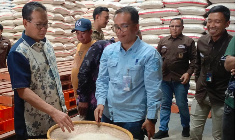Kunjungi Pasar Jagasatru Cirebon, Prof Rokhmin: PHK Pengaruhi Daya Beli Masyarakat Turun