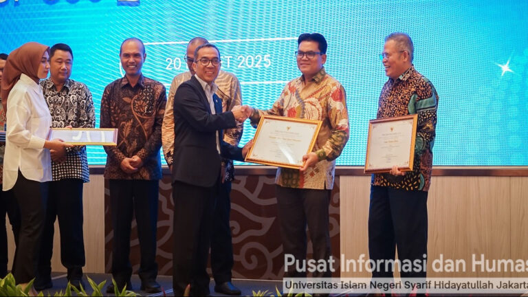 Kembali Masuk QS WUR, Kemdiktisaintek Beri UIN Jakarta Apresiasi Perguruan Tinggi Berprestasi