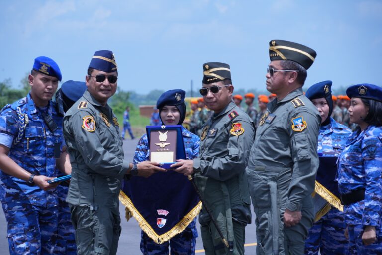 Pangkoopsud II Sambut Kehadiran Panglima TNI dan Kasad di Lanud Iswahjudi