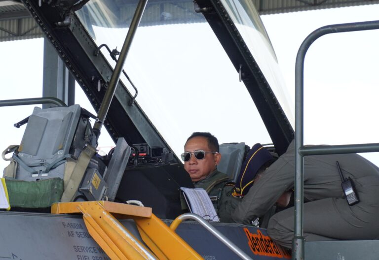 Panglima TNI dan Kasad Terbang dengan Jet Tempur TNI AU Jajaran Koopsud II dalam Misi Kehormatan