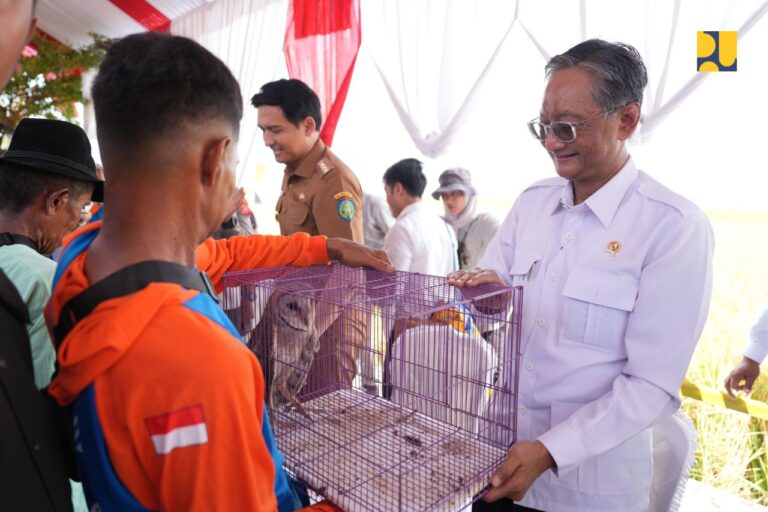 Menteri PU Serahkan Burung Hantu kepada Petani