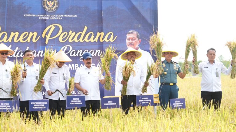 Kementerian Imipas Laksanakan Panen Perdana Program Ketahanan Pangan di Nusakambangan