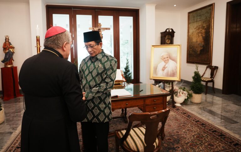 Menag Tulis Pesan Duka di Kedutaan Vatikan atas Berpulangnya Paus Fransiskus