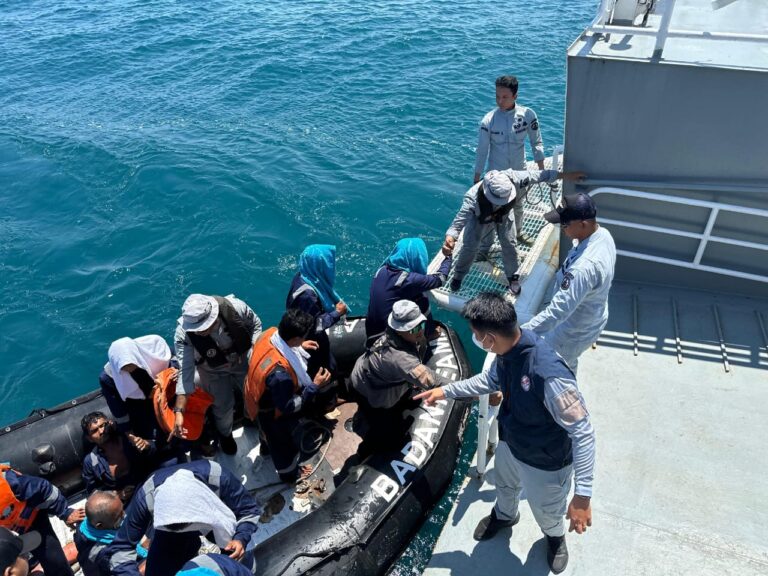 Bakamla RI Evakuasi 14 Korban Kapal Tenggelam di Kepulauan Riau