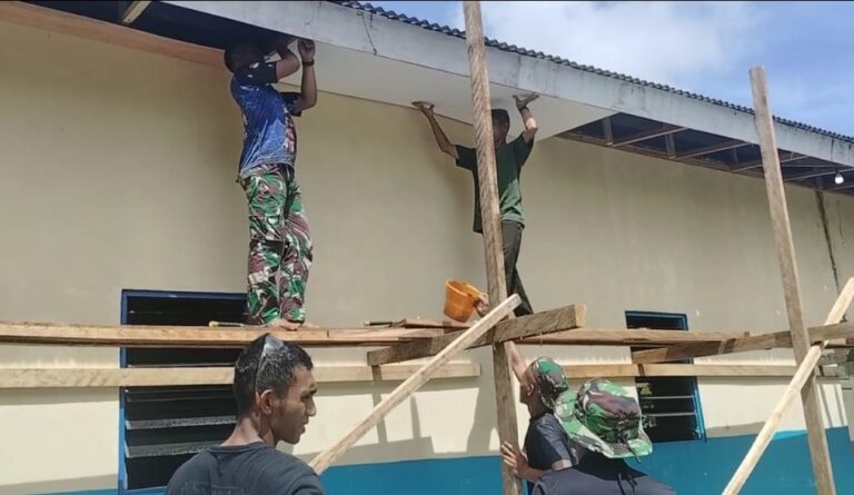 Satgas TMMD Laksanakan Pemasangan Plafon di Gereja Katolik
