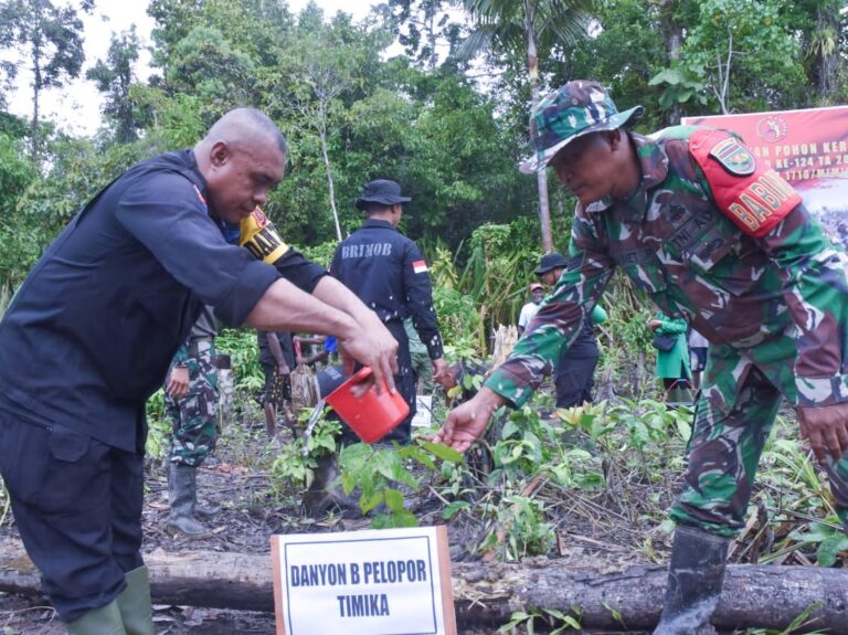 Menyatu Dengan Alam, Satgas TMMD Tanam Pohon di Mimika