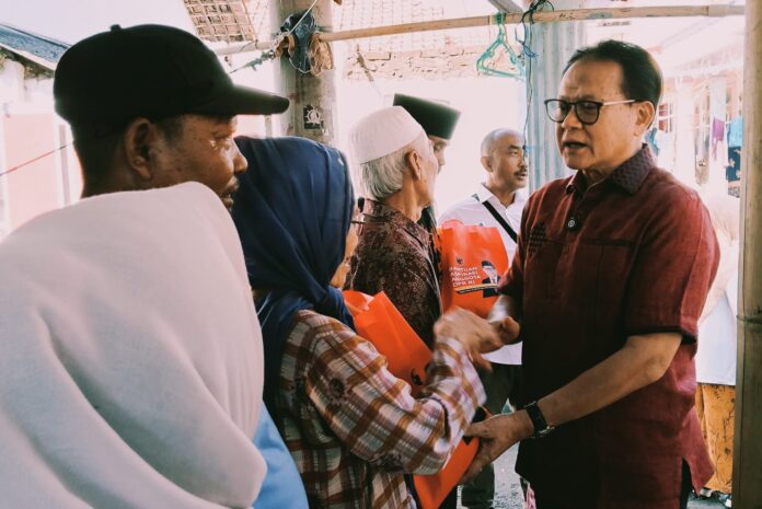 Anggota Komisi IV DPR RI, Prof. Rokhmin Dahuri tengah memberikan bantuan pada warga terdampak banjir.