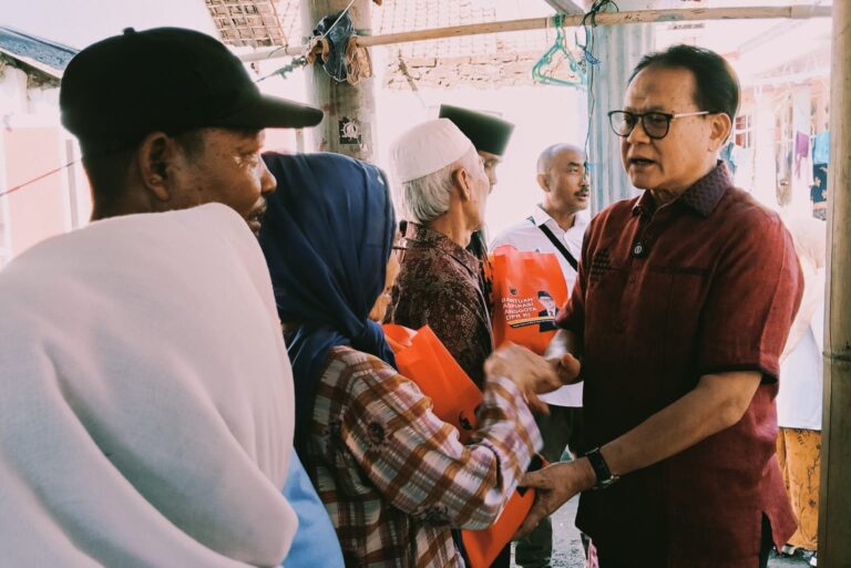 Anggota Komisi IV DPR RI, Prof. Rokhmin Dahuri tengah memberikan bantuan pada warga terdampak banjir.