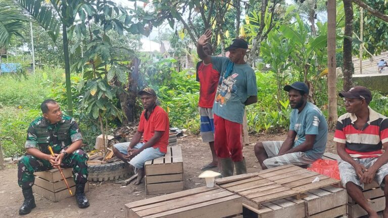 Dansatgas TMMD Bercengkrama Dengan Warga di Lokasi, Jalin Keakraban dan Tingkatkan Semangat Gotong Royong