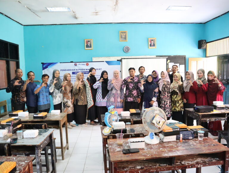Wujudkan Pendidikan Berkualitas, Tim Dosen UMC Lakukan Abdimas di SMP Muhammadiyah Lemah Abang Cirebon