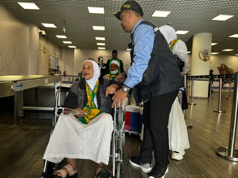 Haji 2025, Senyum Jemaah Menjadi Energi Petugas di Bandara Madinah