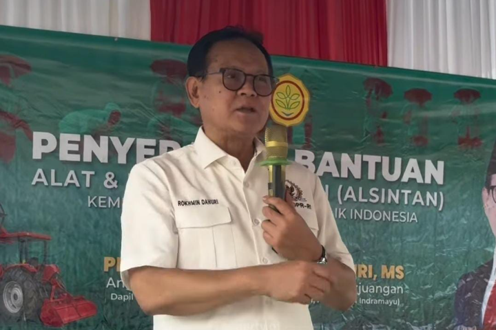Dukung Kesejahteraan Petani, Prof Rokhmin Kembali Serahkan Bantuan Alsintan pada Poktan Cirebon