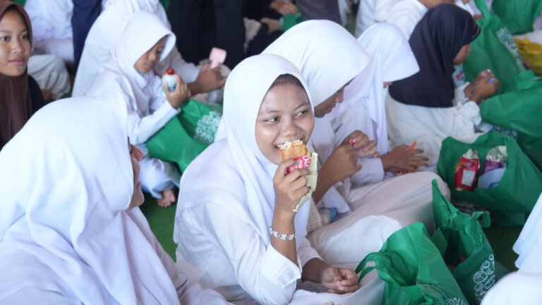 Kemenag dan Masjid Istiqlal Gelar Makan Bergizi Bersama Ribuan Lebih Anak Yatim