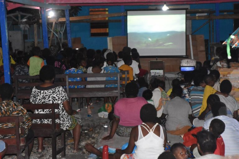 Meriahnya Nobar Film Pembangunan di Pigapu, Roti dan Susu Jadi Penghangat