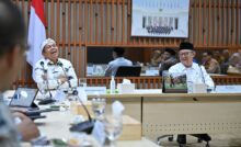 Mendikdasmen, Abdul Mu'ti (kanan) dan Gubernur Jabar, Dedi Mulyadi (kiri)