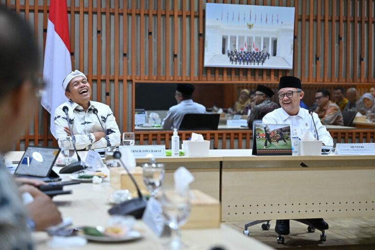 Mendikdasmen, Abdul Mu'ti (kanan) dan Gubernur Jabar, Dedi Mulyadi (kiri)
