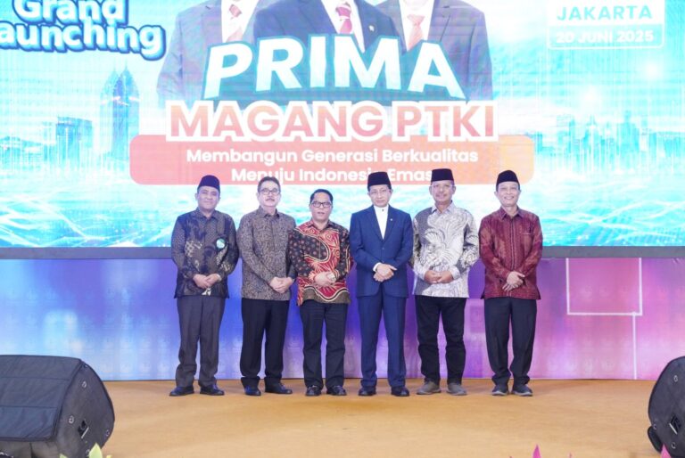 Menteri Agama, Nasaruddin Umar saat peluncuran program PRIMA Magang PTKI di auditorium gedung Kemenag Jakarta. (tengah/pakai jas)