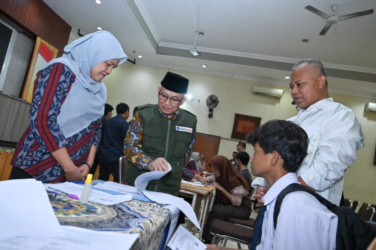 Wamendikdasmen, Atip Latipulhayat melakukan sidak di SMA Negeri 1 Surabaya. (Ist)