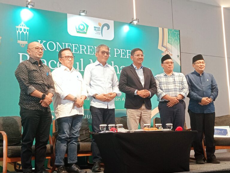 Dirjen Bimas Islam, Abu Rokhmad saat konferensi pers Peaceful Muharam 1447 H di Jakarta (Foto: tengah/pakai jas)