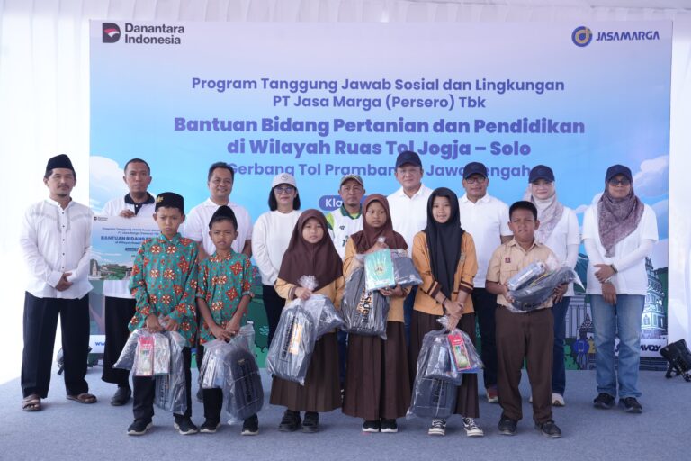 Jasamarga Jogja Solo Salurkan 2.000 Paket Sembako dan Bantuan Lainnya ke Warga Sekitar Jalan Tol